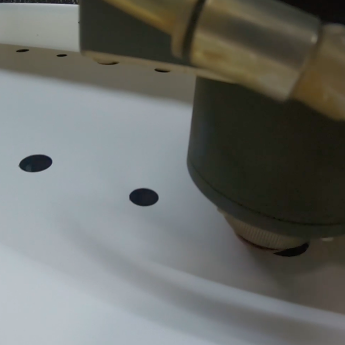 Decoupe de motifs sur un plafond